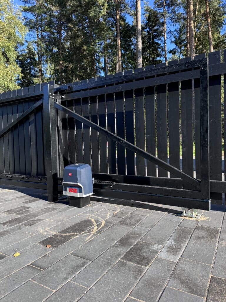Liugvärava paigaldus seitsmes etapis, vundamendi rusikareegel, BFT automaatika valik ja hinnad 2026. Konsool-liugvärav 4-5 m avale maksab koos paigaldusega 2000